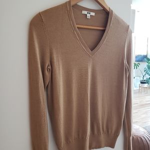 Uniqlo 100% merino wool v neck sweater (Like New)